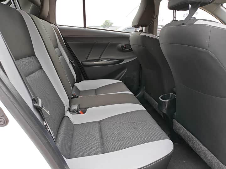 Фото 8 - Toyota Yaris L Hatchback