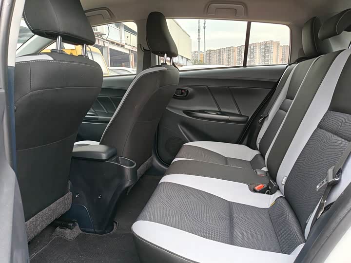 Фото 9 - Toyota Yaris L Hatchback