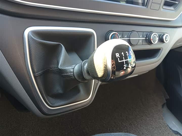 Фото 14 - Maxus V80