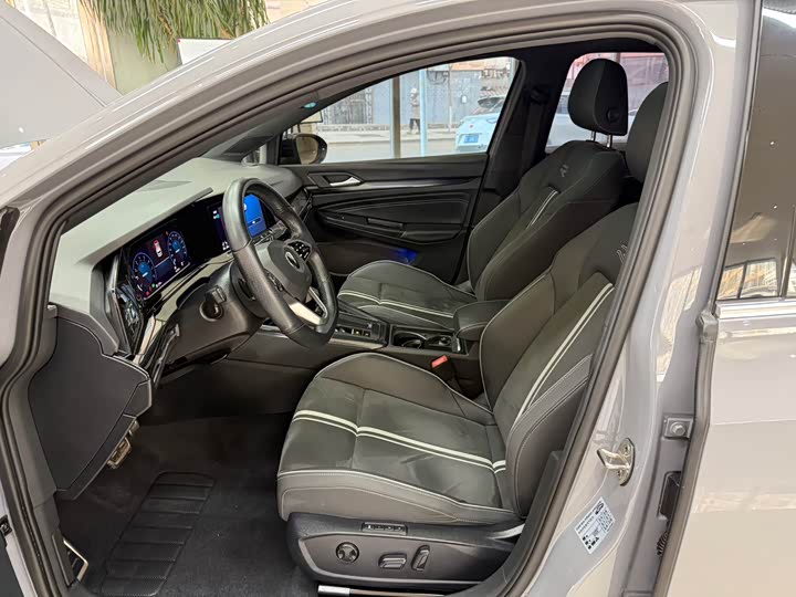 Фото 16 - Volkswagen Golf