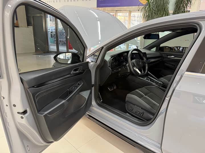 Фото 8 - Volkswagen Golf