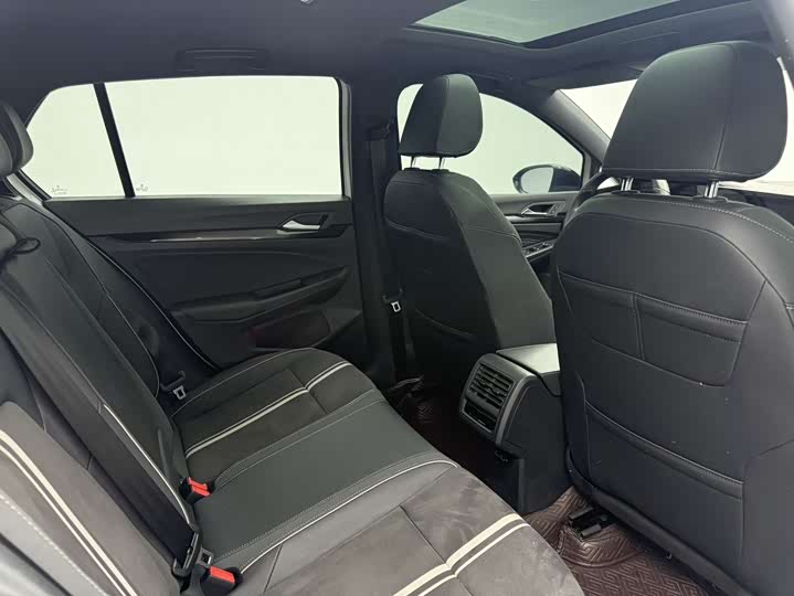 Фото 10 - Volkswagen Golf