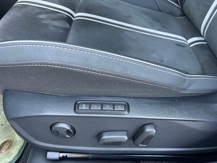 Фото 5 - Volkswagen Golf