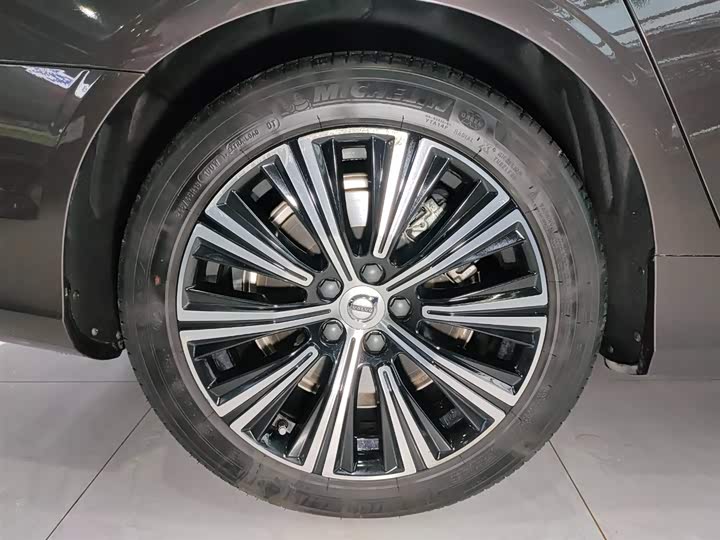 Фото 19 - Volvo S90