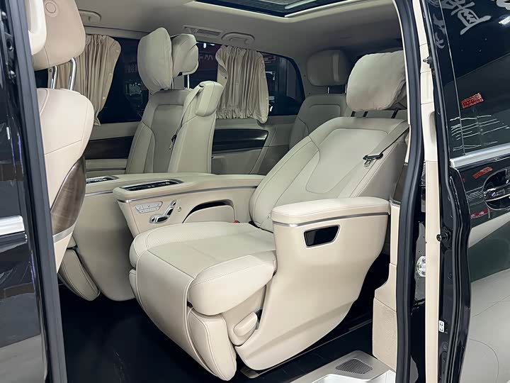 Фото 10 - Mercedes-Benz V-Class