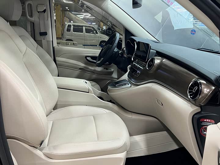 Фото 16 - Mercedes-Benz V-Class