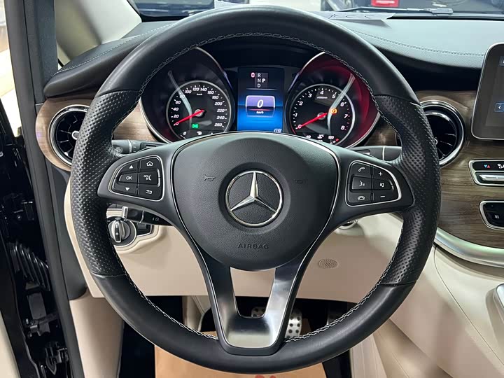 Фото 9 - Mercedes-Benz V-Class