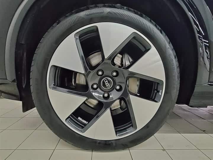 Фото 19 - Audi Q6L e-tron