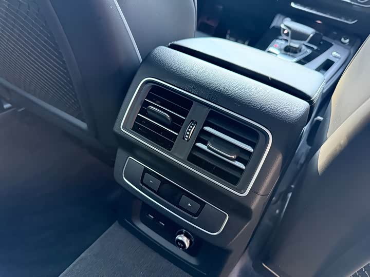 Фото 11 - Audi Q5L