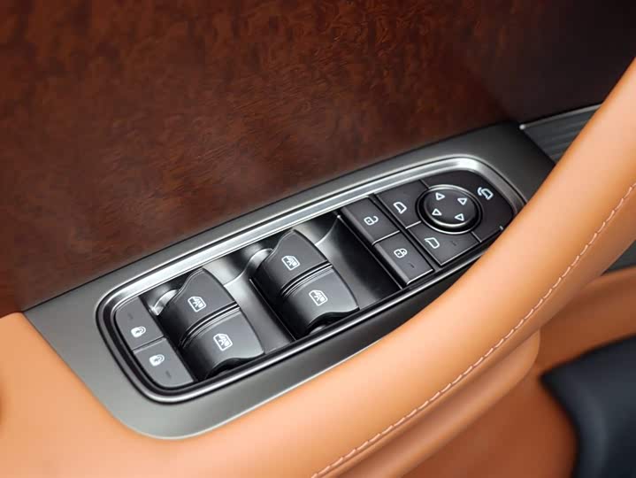 Фото 11 - BYD Yangwang U8