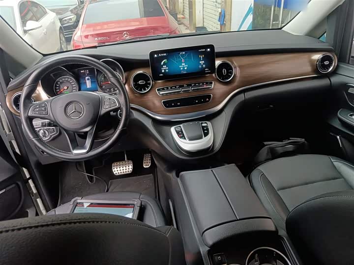 Фото 10 - Mercedes-Benz V-Class