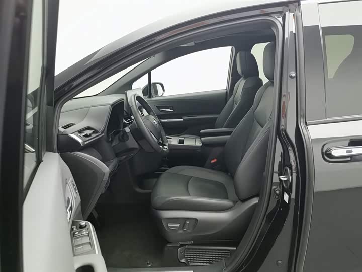 Фото 10 - Toyota Granvia