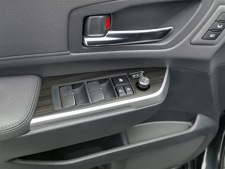 Фото 9 - Toyota Granvia