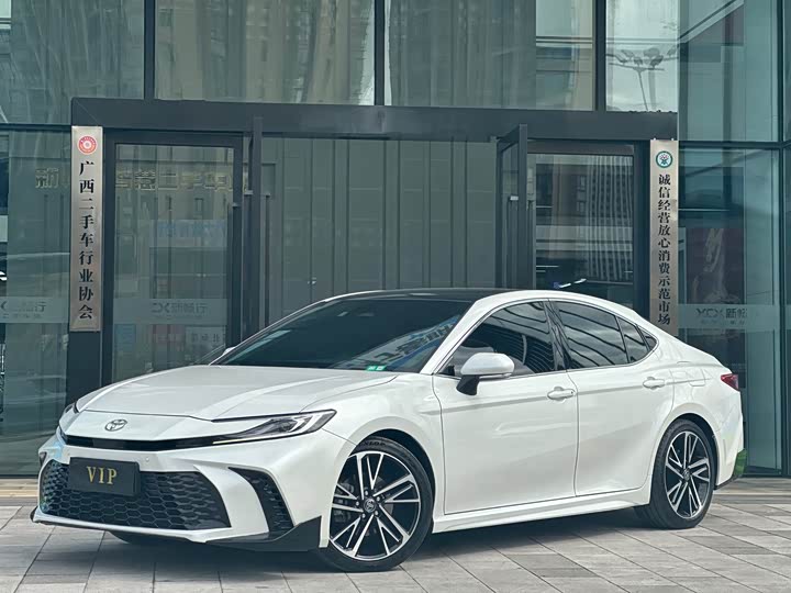 Фото 1 - Toyota Camry