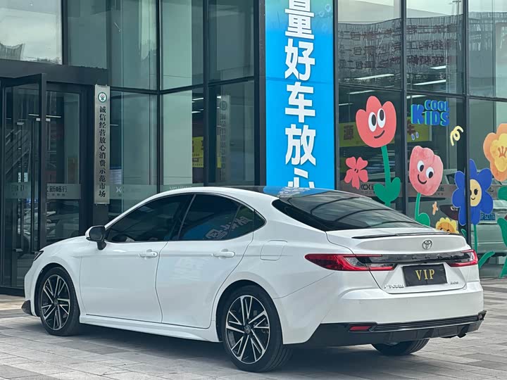 Фото 6 - Toyota Camry