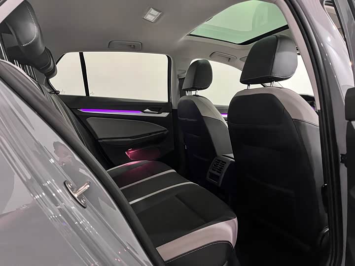 Фото 14 - Volkswagen Golf