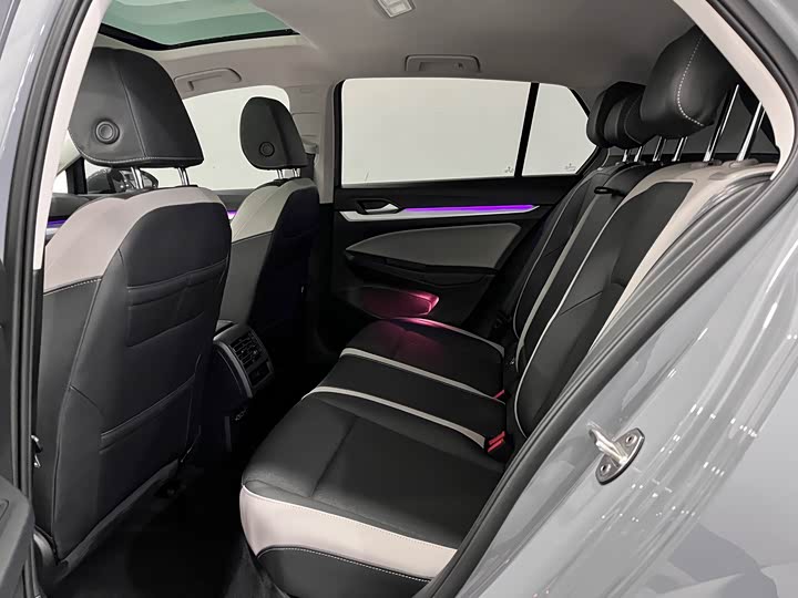 Фото 16 - Volkswagen Golf