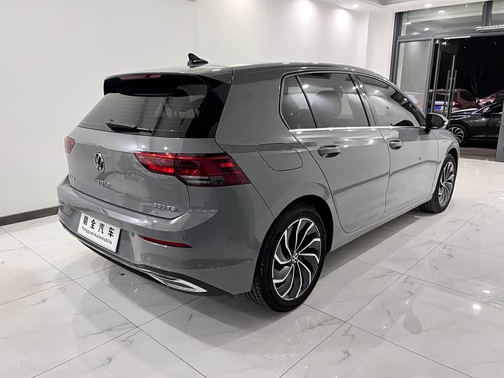 Фото 17 - Volkswagen Golf