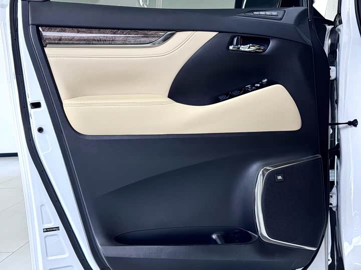 Фото 18 - Toyota Vellfire