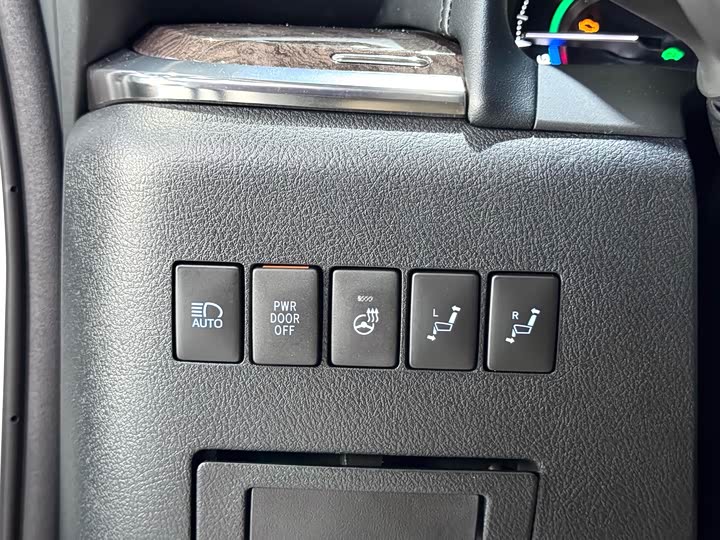 Фото 23 - Toyota Vellfire