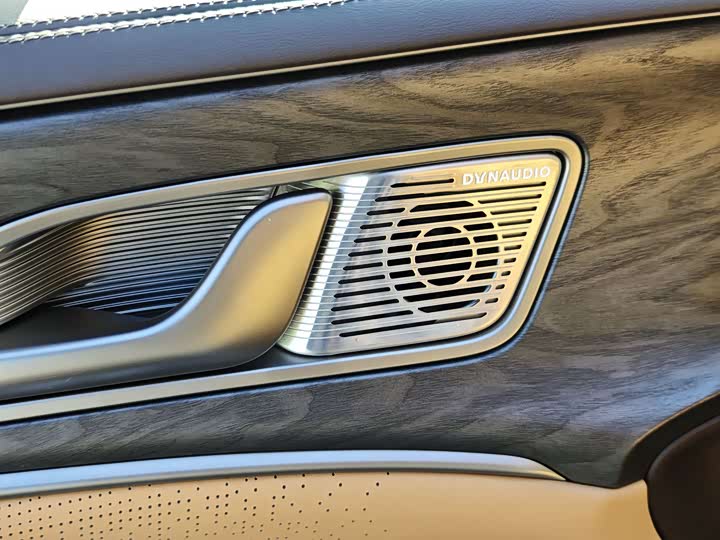 Фото 16 - Denza D9