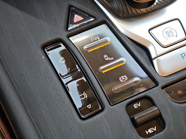 Фото 26 - Denza D9