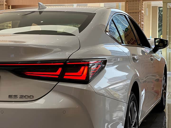 Фото 15 - Lexus ES