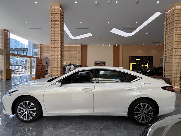 Фото 3 - Lexus ES