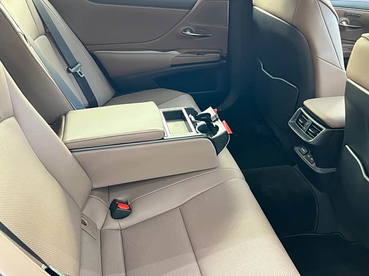 Фото 6 - Lexus ES