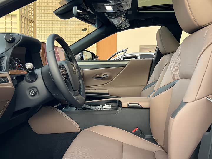 Фото 8 - Lexus ES