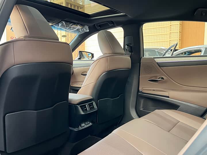 Фото 9 - Lexus ES