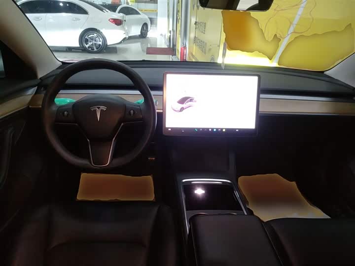 Фото 10 - Tesla Model 3