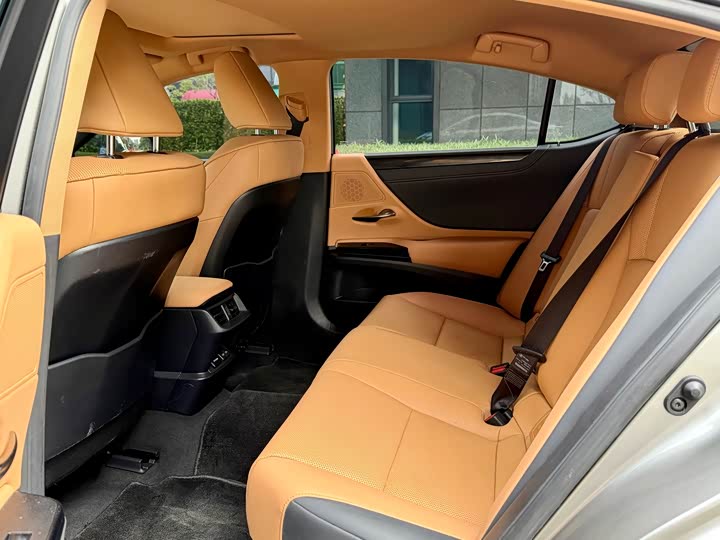 Фото 10 - Lexus ES