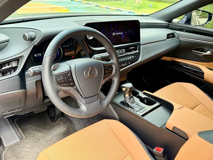 Фото 11 - Lexus ES