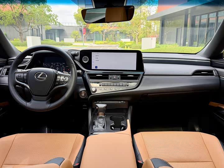 Фото 13 - Lexus ES