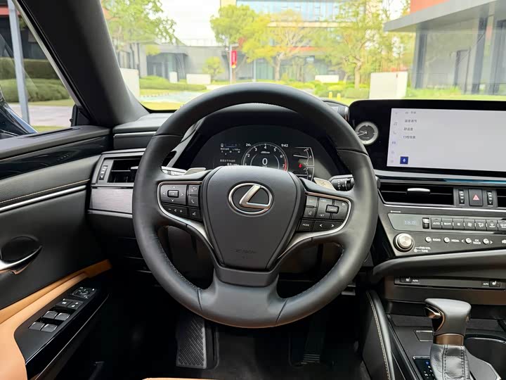 Фото 14 - Lexus ES