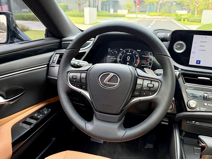 Фото 15 - Lexus ES