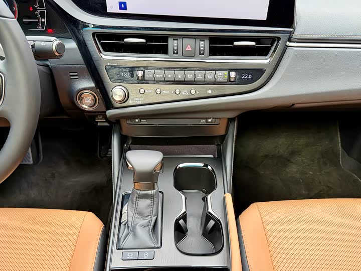 Фото 16 - Lexus ES