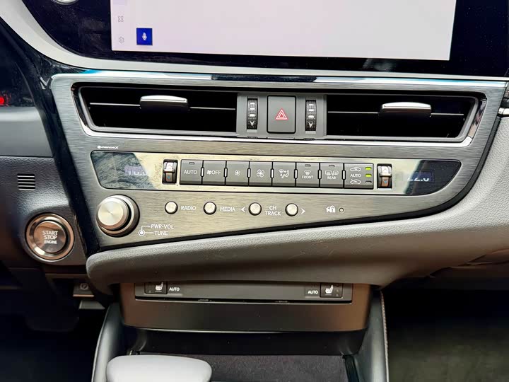 Фото 17 - Lexus ES