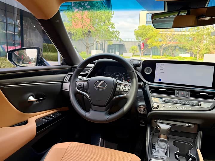 Фото 18 - Lexus ES