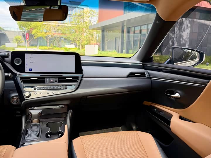 Фото 19 - Lexus ES