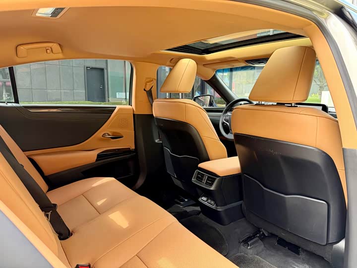 Фото 21 - Lexus ES