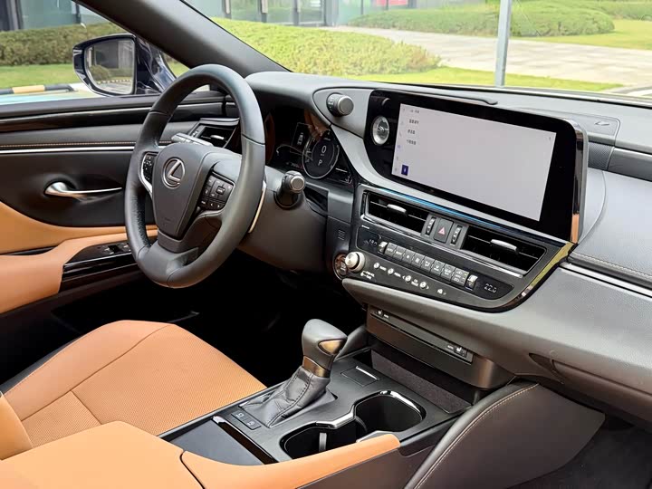 Фото 22 - Lexus ES