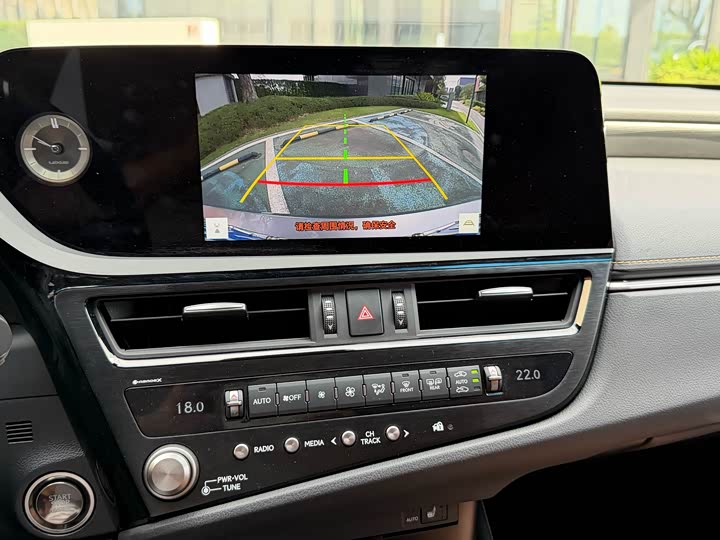 Фото 23 - Lexus ES