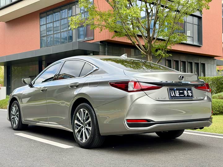 Фото 6 - Lexus ES