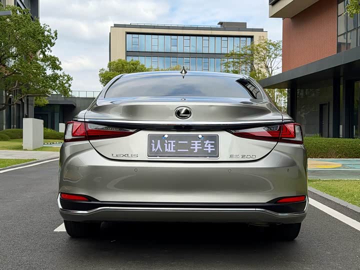 Фото 7 - Lexus ES