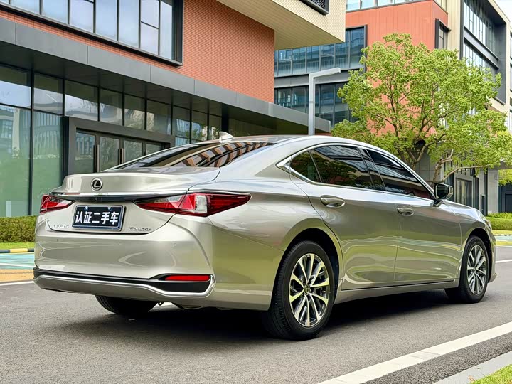 Фото 8 - Lexus ES