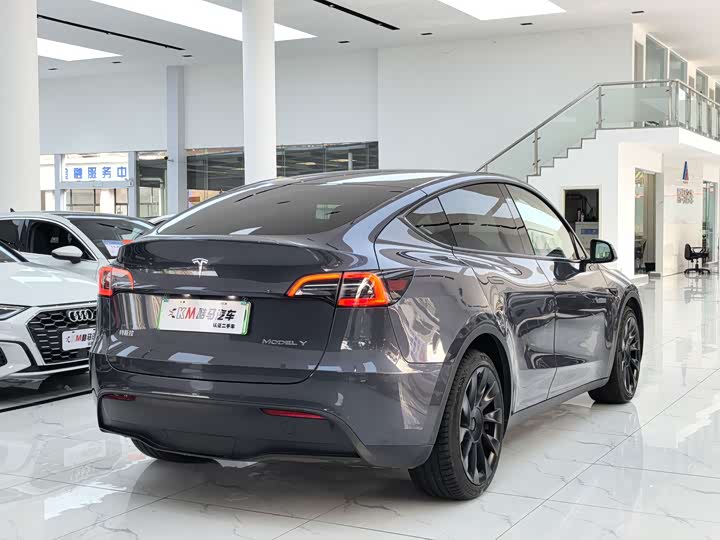 Фото 14 - Tesla Model Y