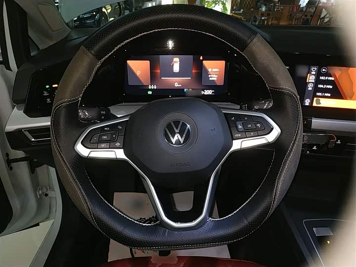 Фото 11 - Volkswagen Golf