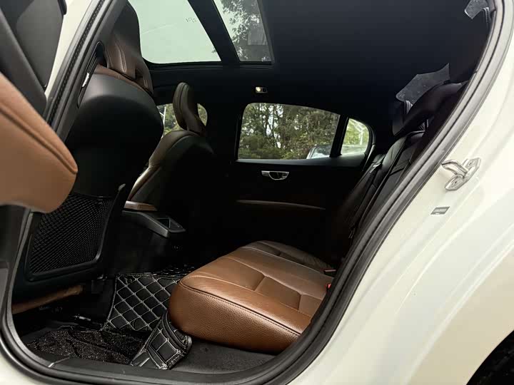 Фото 7 - Volvo S60